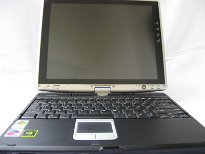 Tastatur mit aufgeklapptem Bildschirm