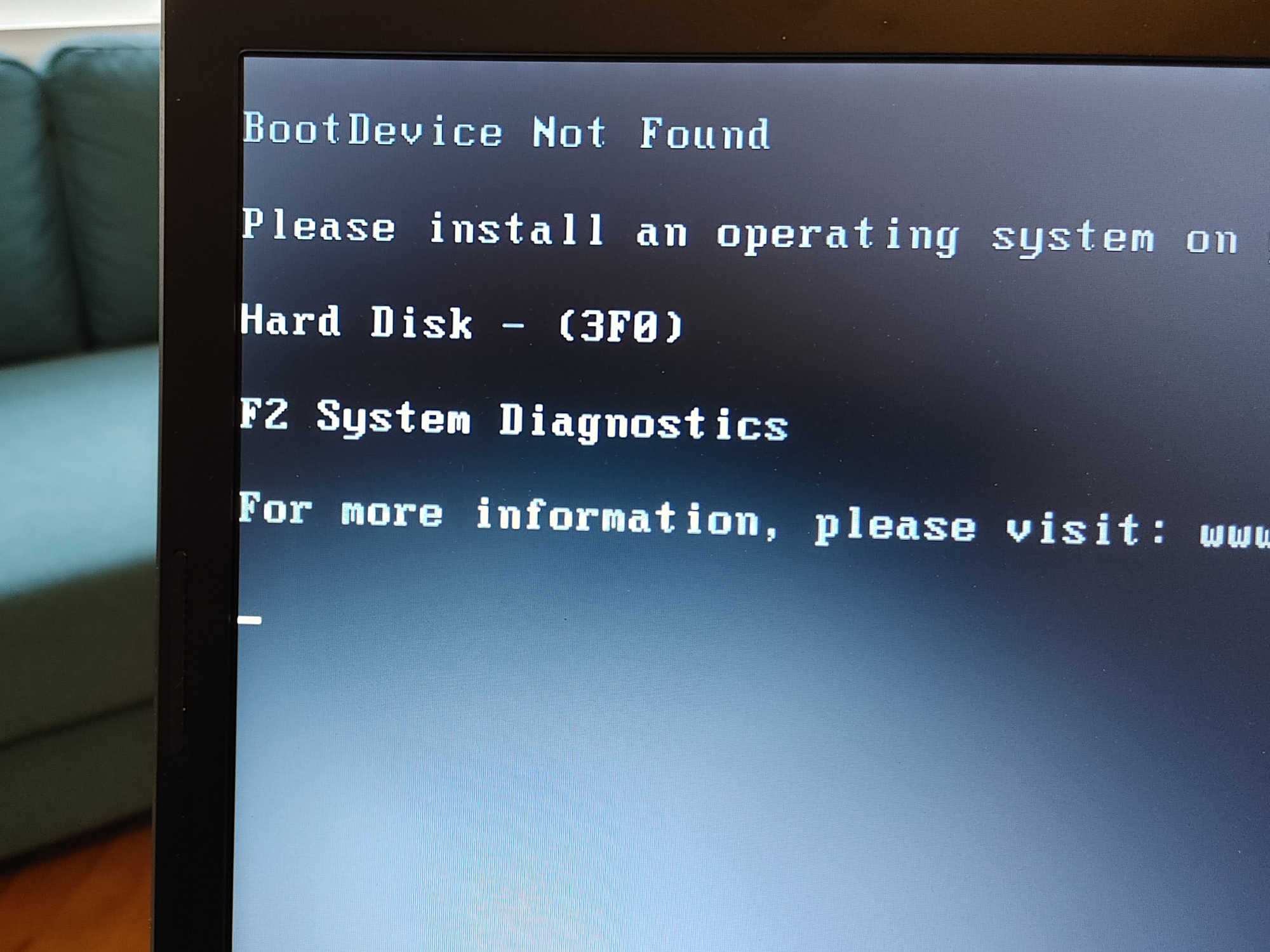 Ausschnitt eines Laptop-Bildschirm mit Fehlermeldung BootDevice Not Found